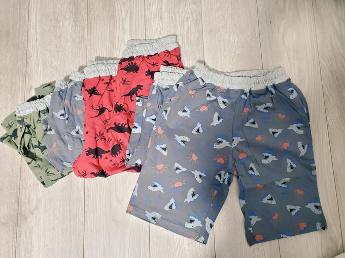 息子は一度気に入ったらオバQのようにずっと同じ服を好む。去年からハマってるハーフパンツ、この夏を乗り切れるように色違いで揃えた。ベルメゾンさん、毎年作り続けてくだせえ🙇🙇
#ベルメゾン 