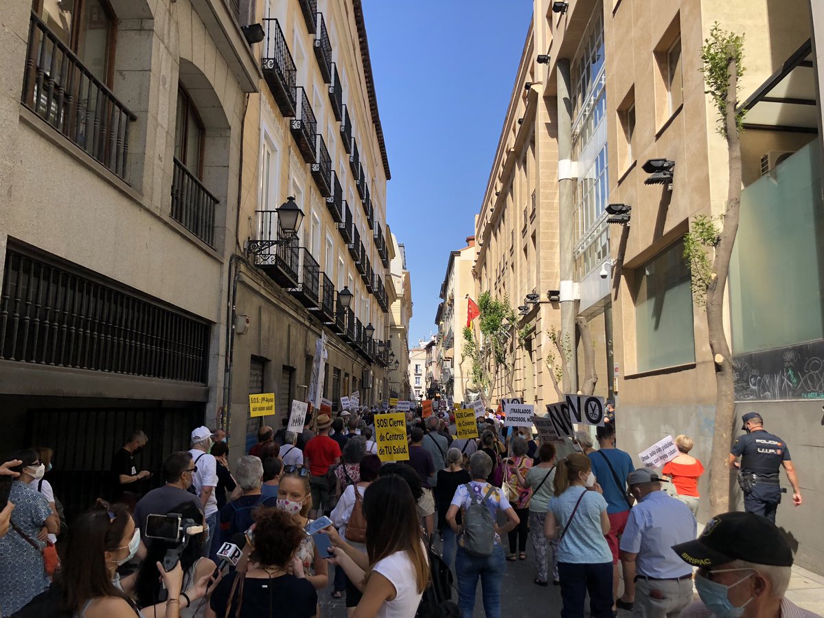En la concentración de <a href="/matsmadrid/">sindicato MATS</a> y más colectivos en defensa de la sanidad publica y la atención primaria madrileña. Siguen vulnerando los derechos de los pacientes y ciudadanas, y no lo vamos a permitir. Frente a la precariedad y la soledad que nos imponen: unidad.