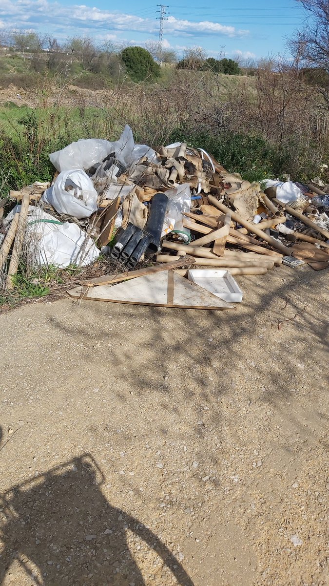 Zerpepe's tweet photo. Aquests munts d'enderrocs situats en el camí paral·lel a la Rambla del Poyo porten mesos ahí sense ser retirats, en ple Parc Natural de l'Albufera. Per favor feu alguna cosa! Coord. 39,4005347, -0,3789663; 39,3872811, -0,3615165 @ajuntcatarroja @GVAagroambient @GVAparcs @CHJucar https://t.co/XcW78JejeT