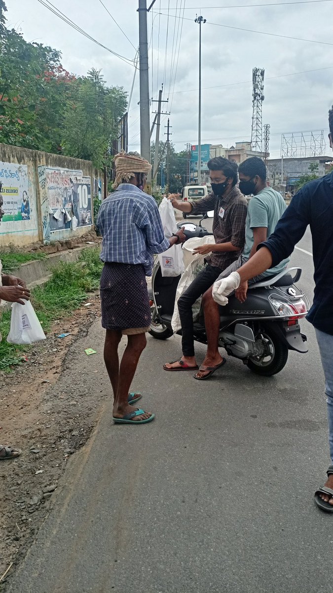 Streetsocialse1's tweet photo. Done a good job by our team members in kothagudem .
Distributed Lunch to more than 30 people @SpKothagudem @Collector_BDD @SwachhBadradri https://t.co/p88YKgEtNn