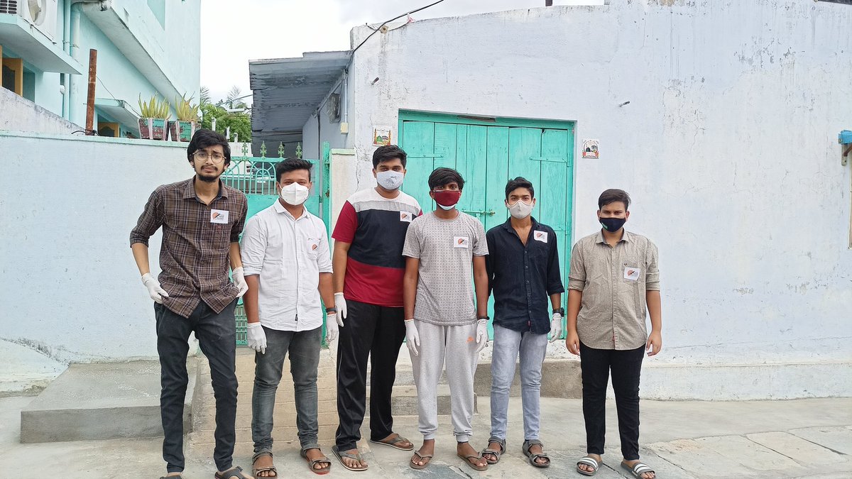 Streetsocialse1's tweet photo. Done a good job by our team members in kothagudem .
Distributed Lunch to more than 30 people @SpKothagudem @Collector_BDD @SwachhBadradri https://t.co/p88YKgEtNn