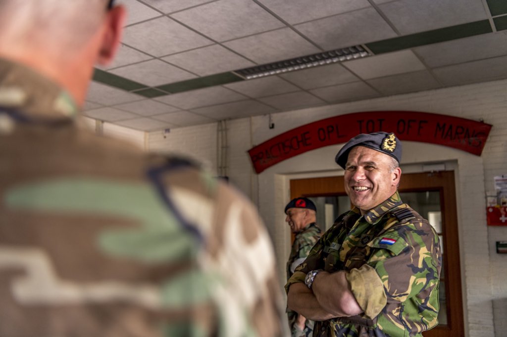 1MOC1665's tweet photo. Bij zijn eerste bezoek aan het Mariniers Opleidingscentrum viel de Commandant der Strijdkrachten 1 ding op: de enorme toewijding en betrokkenheid van de instructeurs om de beste mariniers op te leiden en klaar te stomen voor hun operationele taak. #wemakemarines #qpo https://t.co/fX8mt38j4H
