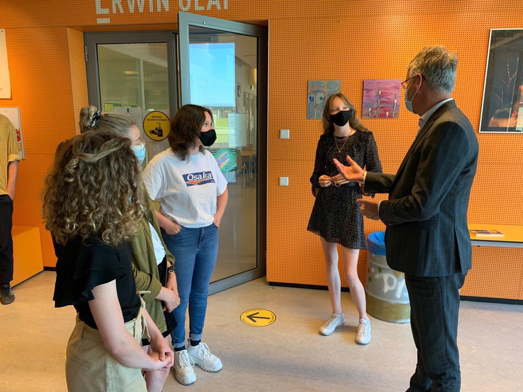 Vanochtend met <a href="/NienkeLuijckx/">Nienke Luijckx</a> en andere bestuursleden <a href="/LAKStweets/">LAKS</a> op het <a href="/VathorstCollege/">Vathorst College</a> in Amersfoort de eindexamenvlag opgehangen. Vandaag krijgen veel leerlingen hun einduitslag te horen. In komende tijd volgen er meer van dit soort momenten.