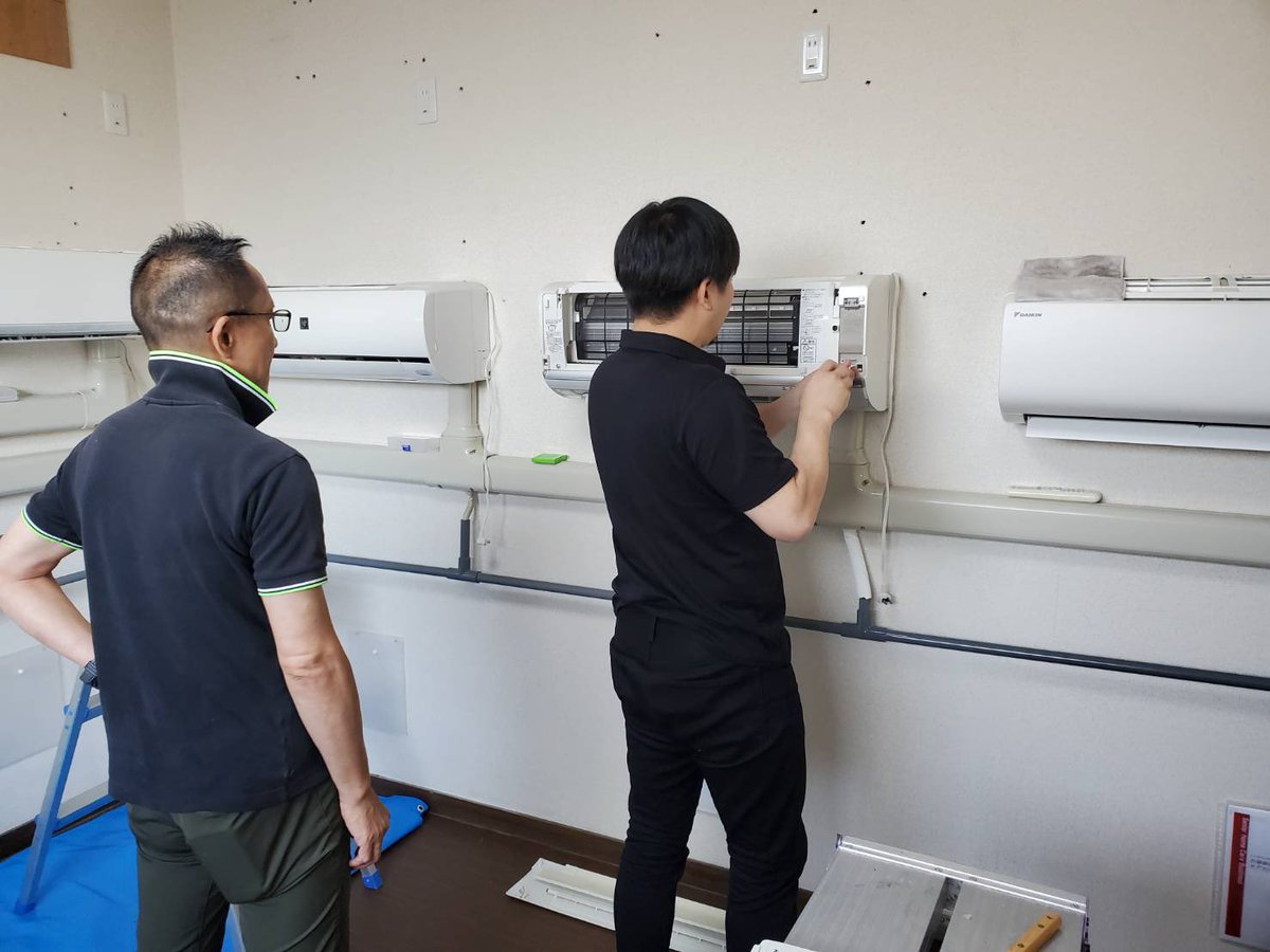 お掃除機能付きエアコンのクリーニングの講習中。
一日で6台こなして貰いました。
明日も2人とも受講して頂けるとのことで、明日は難易度高い、お掃除機能付きエアコンをして頂きます。