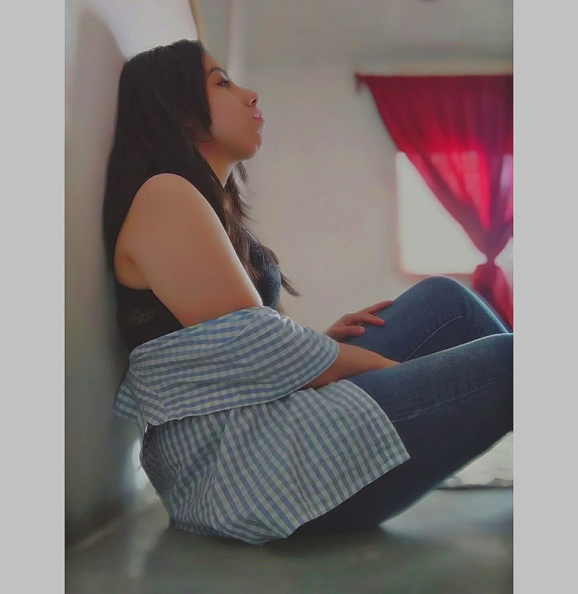 KBomm05's tweet image. Dicen que un día amarás a alguien que no es para ti.🖤