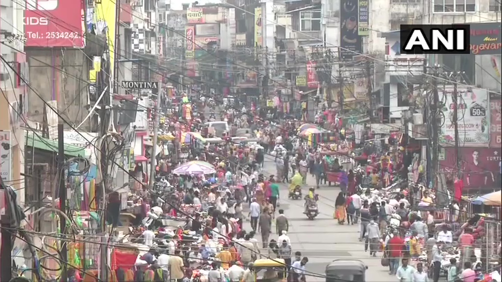 ANI's tweet photo. Maharashtra: Heavy footfall of people seen around Sitabuldi Main Road area in Nagpur. Social distancing norms flouted. https://t.co/UeK6KYyHEV
