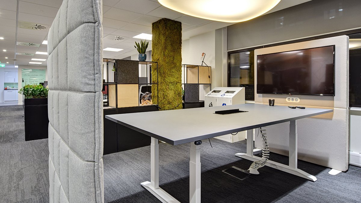 Smart working furniture within Willmott Dixon Interiors office with a mixture of collaborative workspaces and quiet work booths. 

See the full case study: flexiform.co.uk/case-studies/c…