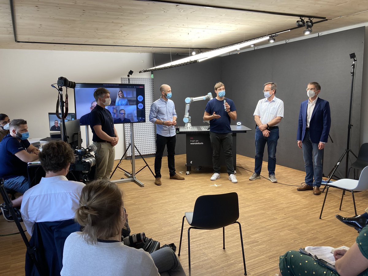 WifoeDresden's tweet image. Das Auge von @Infineon, die Muskeln von @wandelbots, das Nervensystem von @SAPdach und @op_itconsulting - auf der zweiten Station unserer Pressereise demonstriert das @smartsystemshub, wie am Standort #Dresden #KI die Mensch-Maschine-Interaktion verbessert. #RobotValleyDresden