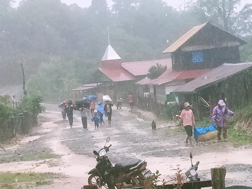 The junta troops launched attacks on villages that accommodated displaced civilians in Mindat. Over 10,000 have been displaced in Mindat township and 22 CDF-members have been killed by the junta troops since the coup. 
#WhatsHappeninglnMyanmar