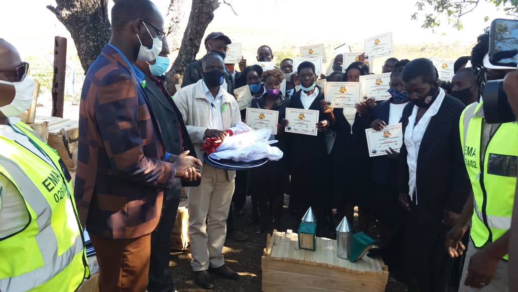 GreenShango's tweet photo. Graduation moment, for Rural youth who went thru apiculture training Environmental friendly green business for livilihoods, adaptation abd resilience. Go yee and make more honey thumps up @leonorah_ncube @hwangetown @DanySithole1 @EMAeep @Veronic40175572 @forestrycom1 @abdourami https://t.co/0rr2eMMWDk