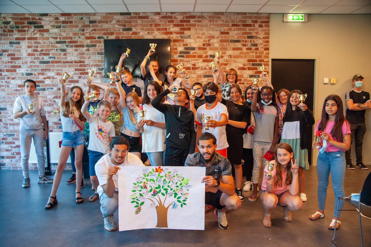De pilot 'Kapot Sterk' voor Utrechtse leerlingen van groep 7 en 8 is vandaag afgerond. Het ging over dromen, ambities en weerbaarheid tegen drugcriminaliteit. Deze kids waren alvast enthousiast: iedereen een beker. 🏆👉direc.to/gLxL