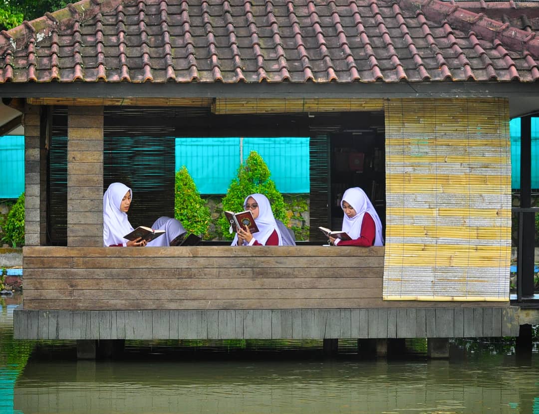 Sore yang damai ☘
.
Rasulullah ﷺ bersabda :
خيركم من تعلم القرآن وعلمه 
“Sebaik-baik kalian adalah orang yang mempelajari Al-Qur’an dan mengajarkannya”