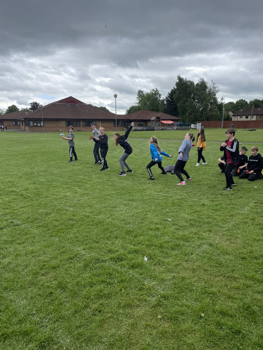 MrsLMcFarlane's tweet image. Today we completed another 2 of our #FSSL athletics challenges. We had to sprint for 50m and see how far we could throw a beanbag! @FalkirkSport @scotathletics @falkirkvics @team_scotland @BritAthletics @MrsLynFrench