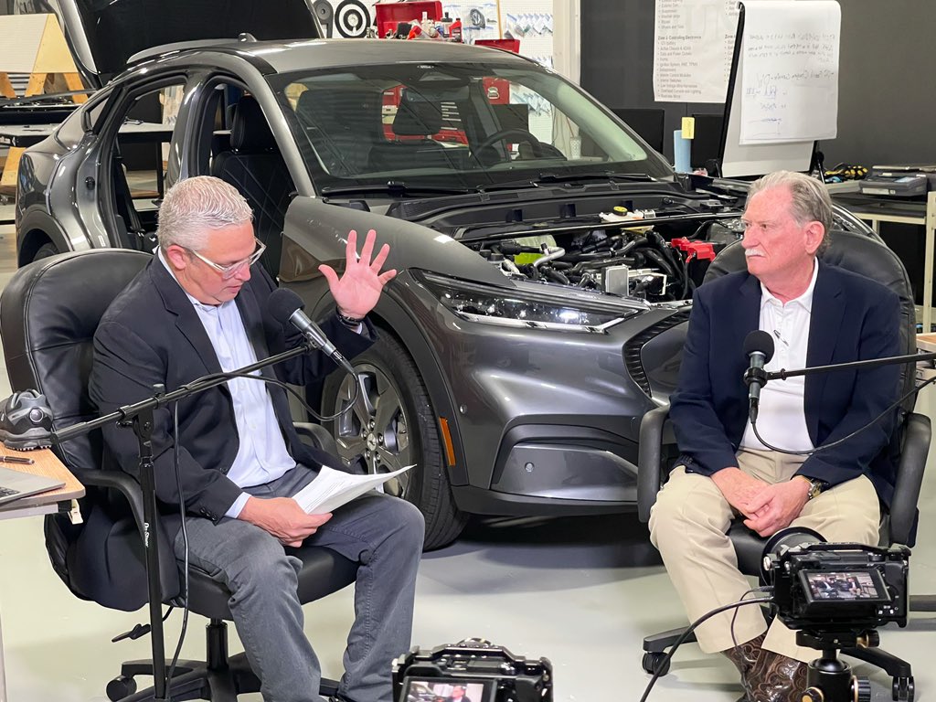 live_munro's tweet photo. Behind the scenes of the #razreport with Sandy and @JasonRaznick @Benzinga https://t.co/FgFFtEdqxs