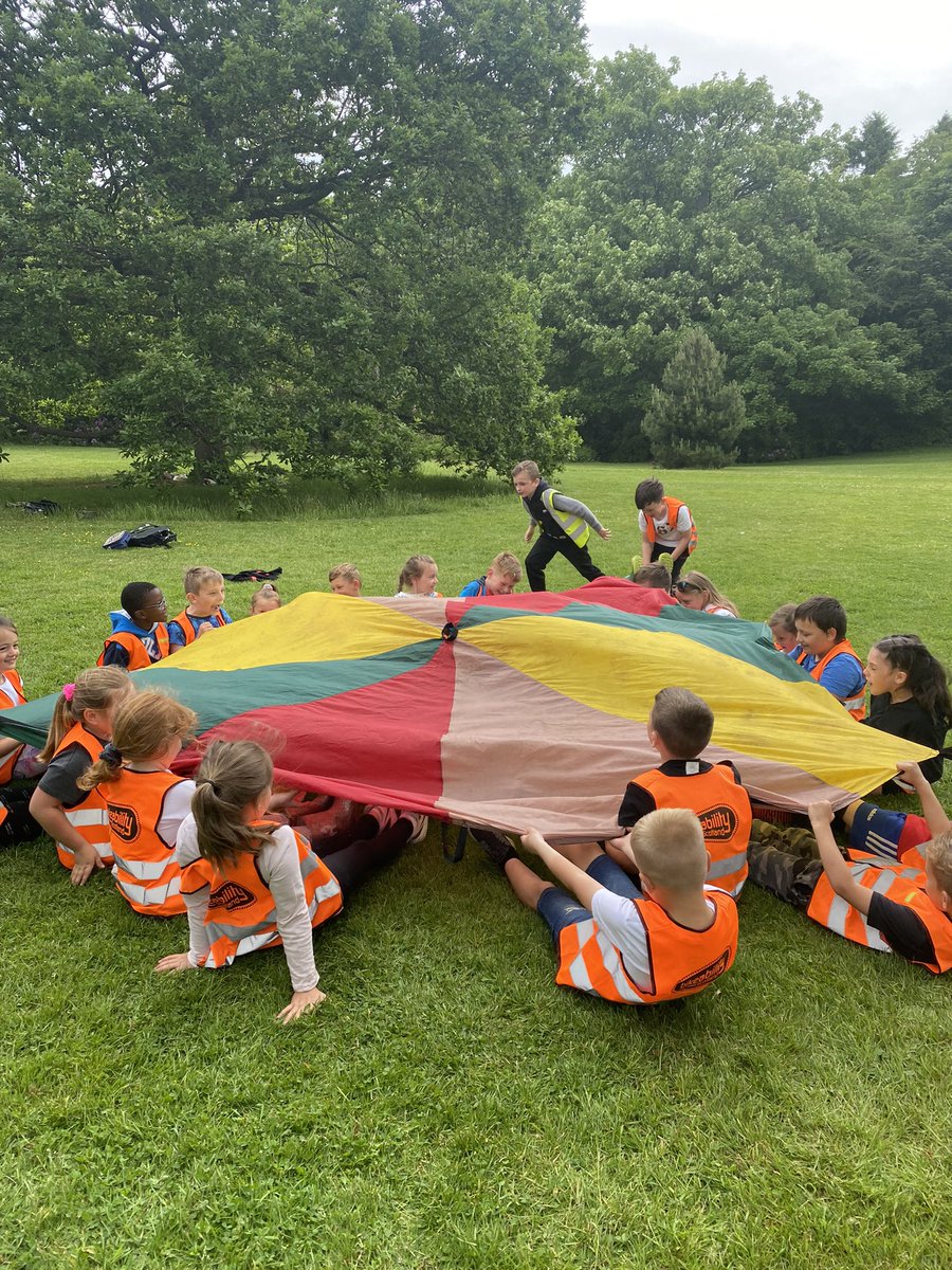 KincaidstonPS's tweet photo. P3 had a fab time at Rozelle today🌤🦺🎒They made suncatchers from collecting sticks, flowers, petals and leaves from the ground and had lots of fun rolling down the big hill🌺🌿🌸 One more week to go!! #outdoorlearning #exploringourlocalenvironment #summertime https://t.co/C0ENE7vunN