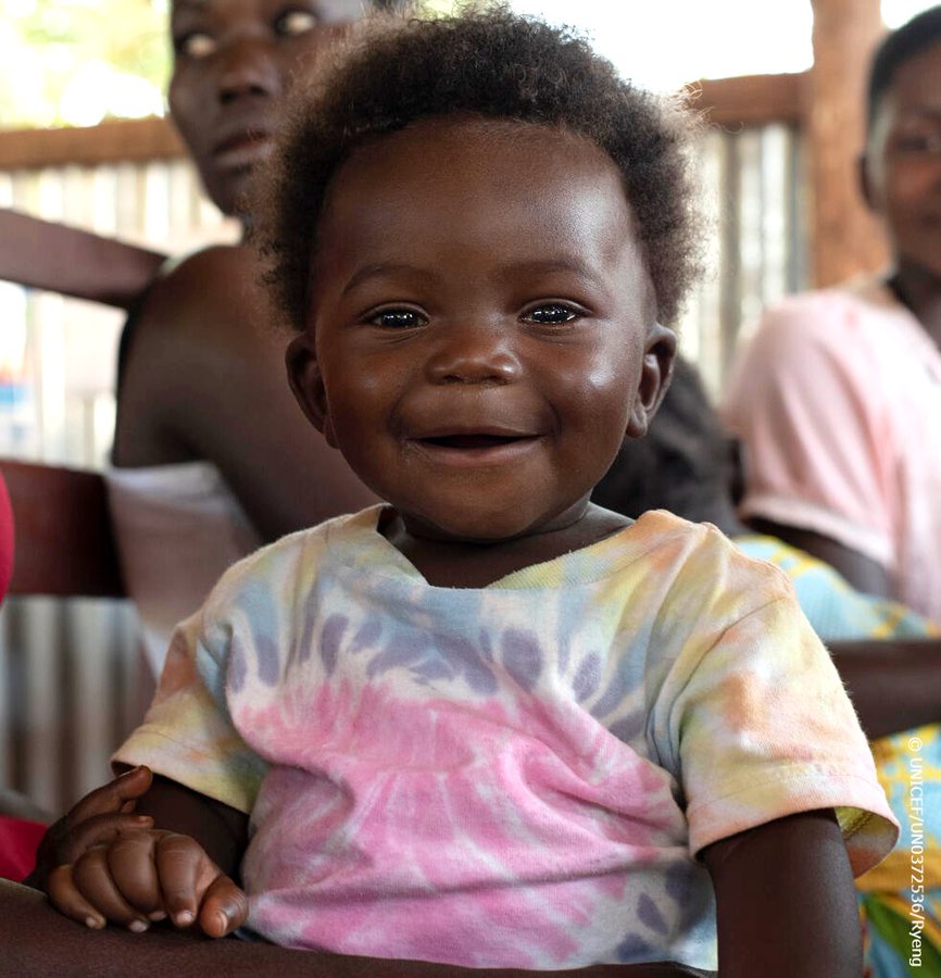 unicefenespanol's tweet image. Ruka, de seis meses, sonríe mientras espera pacientemente sus vacunas de rutina en Sudán del Sur.

Cada año, UNICEF suministra vacunas que salvan vidas a más de la mitad de los niños del mundo.
#LasVacunasFuncionan