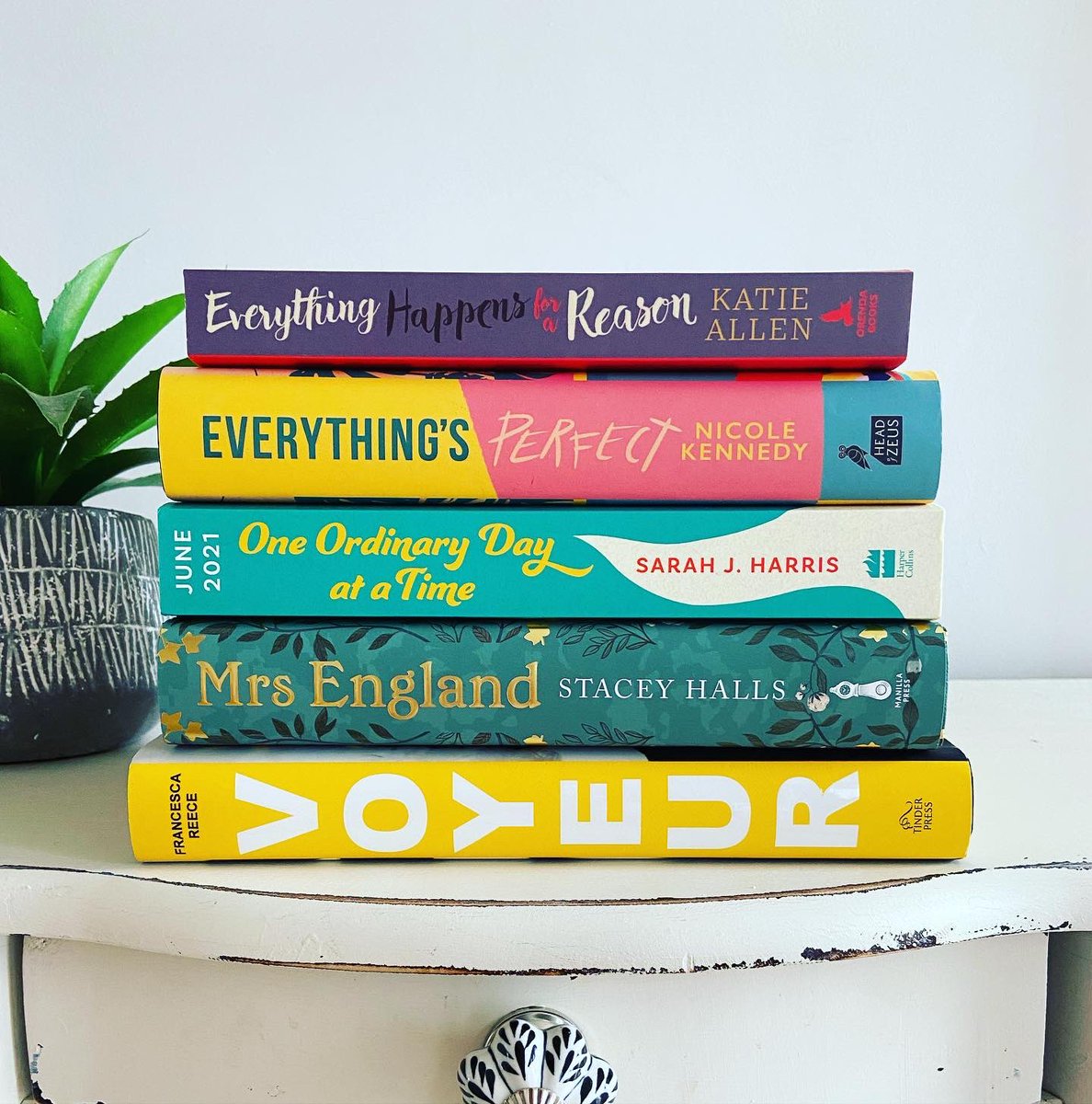 A very Happy Publication Day to these lovely authors and their new books! 🥳🥳🥳

#booksta post: instagram.com/p/CP8T4MjrHjF/…

#BookTwitter #PublicationDay #OneOrdinaryDayAtATime #EverythingHappensForAReason #everythingsperfect #voyeur #MrsEngland