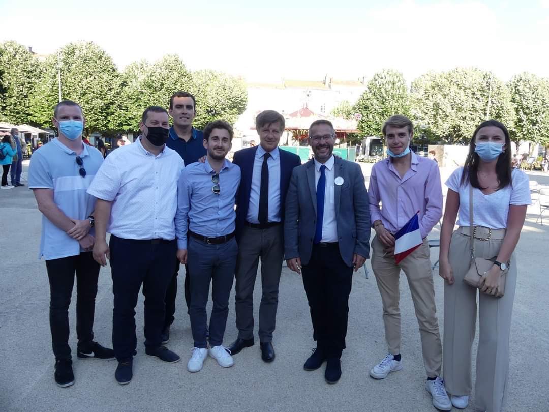 AlexAgostini33's tweet photo. Retour samedi dernier à #Rochefort autour de @NicolasFlorian_ , @labiche_david et @ChevaleriasT nos jeunes se sont retrouvés pour immortaliser un bel événement de campagne. 👍
Ambition, motivation et détermination ! 💪
#NouvelleAquitaine #JANF #Regionales2021 https://t.co/sGEnR9PXBj