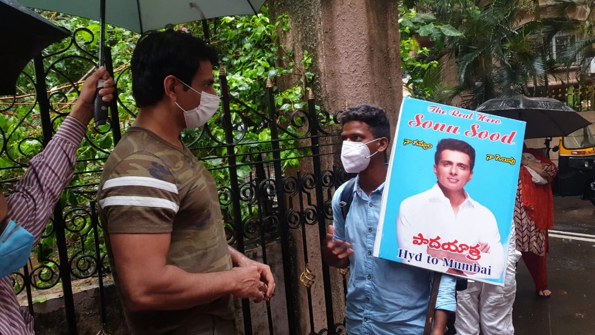 baraju_SuperHit's tweet photo. Actor @SonuSood poses with a fan who walked 700kms to meet the actor. He walked from vikarabad to Mumbai to meet his favourite star.

#SonuSood https://t.co/vsMzz3aMn5