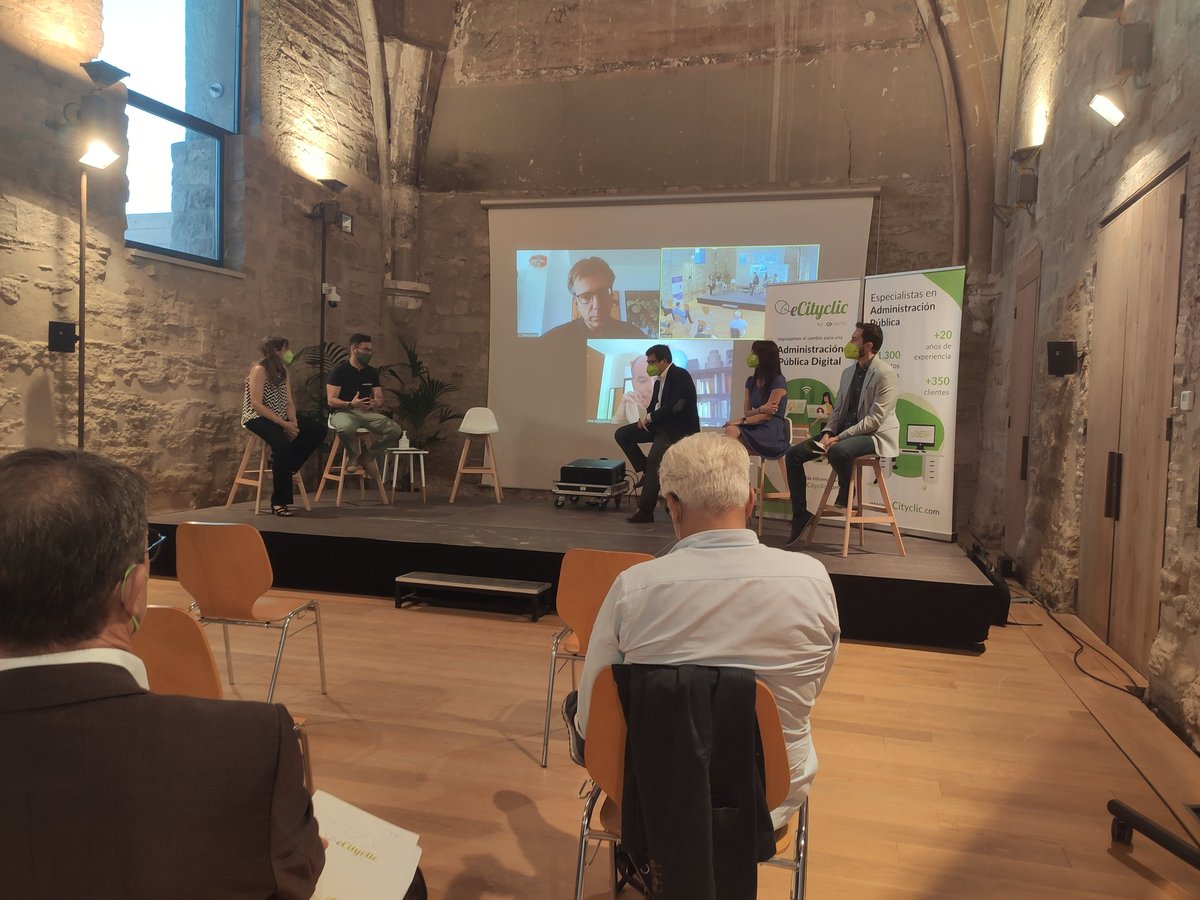 ecityclic's tweet photo. Ahora llega el turno de la mesa redonda con @lsunyol , @joancomaz , @DavidLobatoBuil y Cesar de los Santos.
#eCitylab https://t.co/fMiskRrIG5