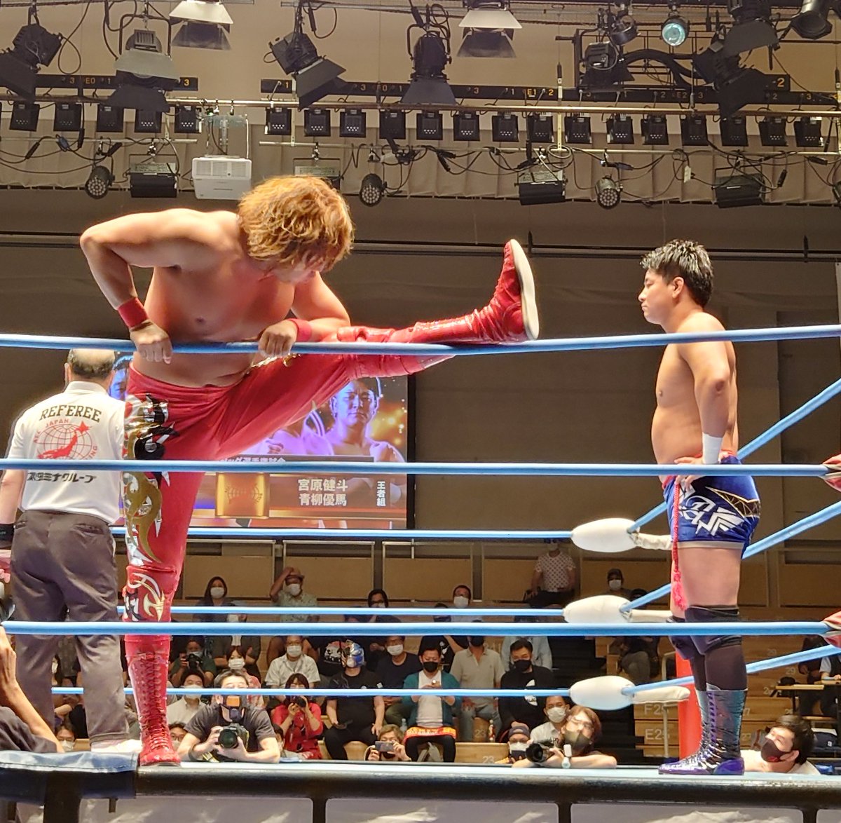 uEHpRMWlfgYtKh3's tweet photo. #ajpw #DYNAMITESERIES
#後楽園ホール
長い脚を上げたと思ったら優馬選手のお株「笑顔ストレッチ」?(☉。☉)!
優馬選手は無反応を装う😅 https://t.co/pUR5S9mvu8