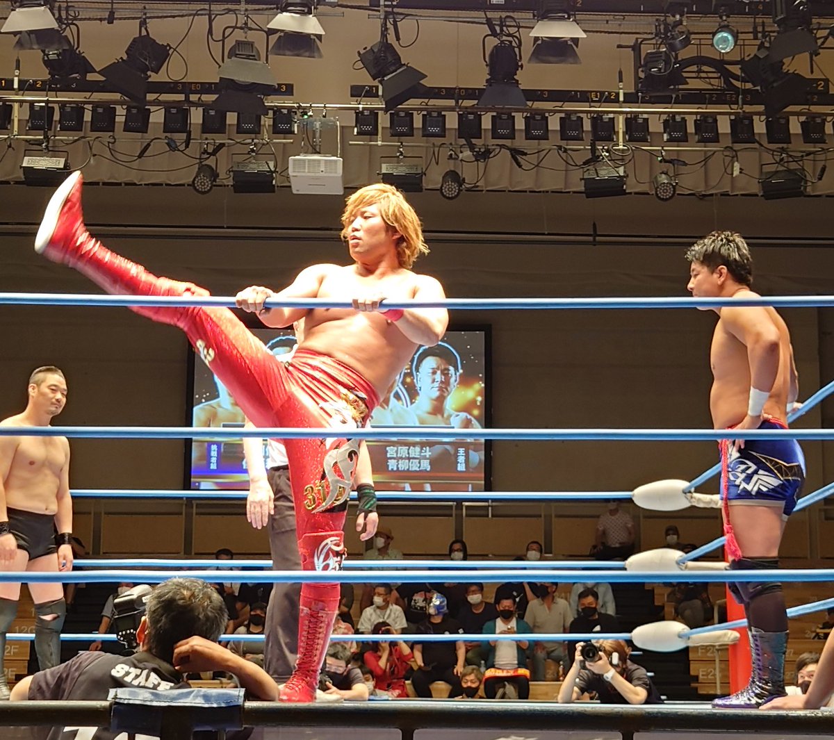 uEHpRMWlfgYtKh3's tweet photo. #ajpw #DYNAMITESERIES
#後楽園ホール
長い脚を上げたと思ったら優馬選手のお株「笑顔ストレッチ」?(☉。☉)!
優馬選手は無反応を装う😅 https://t.co/pUR5S9mvu8