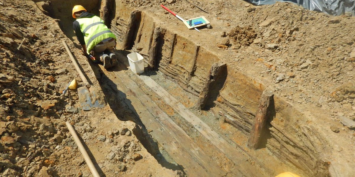vioe's tweet photo. Archeologen analyseerden meer dan 100 opgravingsrapporten en 1000-en luchtfoto's, op zoek naar een typologie voor WO I-loopgraven. Resultaat is een veldgids voor meer kostenefficiënte waardering en opgraving. Kenniswinst in de praktijk. Nu in SYNTAR 2: https://t.co/0By6e54iDs https://t.co/THyNlFZ65z