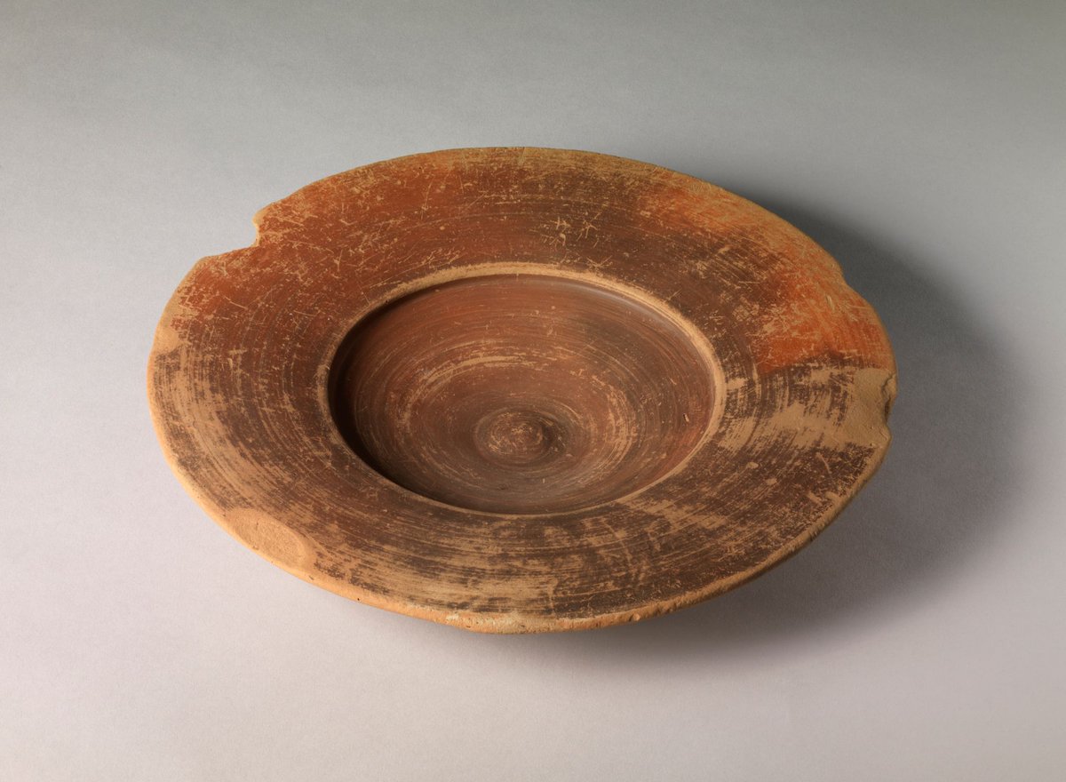 TuriCartagenaES's tweet photo. En #VisitaCT vamos al @museoarqva, donde disfrutar de una de las formas principales de la cerámica fenicia del ámbito mediterráneo occidental, como son estos platos de cerámica roja, que se utilizaban para la vajilla de mesa, considerados elementos de lujo por algunas culturas https://t.co/49prmvIAwI