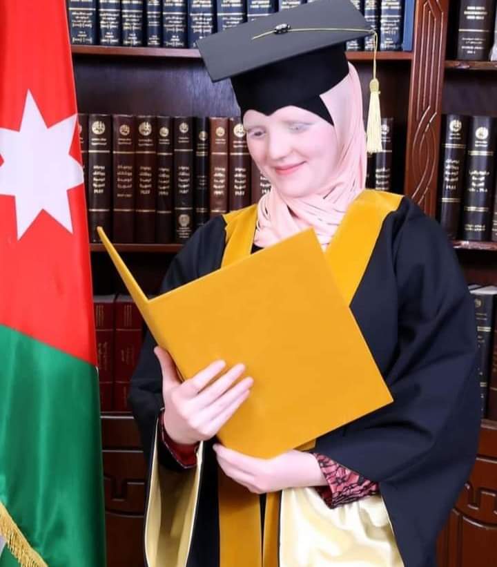 الطالبة ابتهال اصرف،مصابة بالتهاب حاد في العصب البصري تتمكن من التخرج من الجامعة الأردنية بمعدل امتياز 99,3 والأولى على الدفعة ؛ الف مبروك 💜