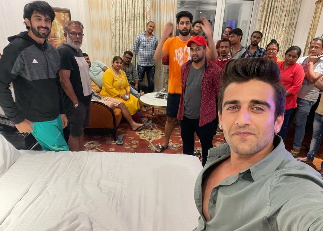 Aik to bina kuch news diye offairing the show and dusri taraf wrapup farewell pictures pe pictures out happy Rra 🤧
How can we handle this such pain no im not crying they were playing just fictional character just fictional but dill ko kon samjahye 😭
#IshqMeinMarjawan2 #RiAnsh