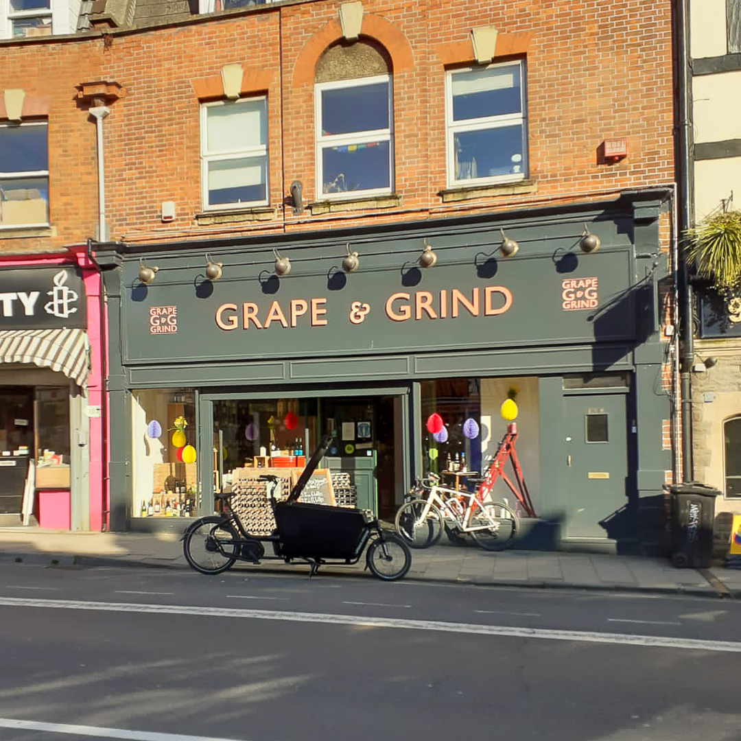 ShiftDelivers's tweet image. We’re proud to partner with one of Gloucester Rd’s iconic independents - Grape &amp;amp; Grind!

We use our cargo bikes to pedal their expertly selected Wine Club cases to doorsteps across Bristol🚴🍷
They're hugely supportive of us so, head to @grapegrind for the perfect tipple! 💚