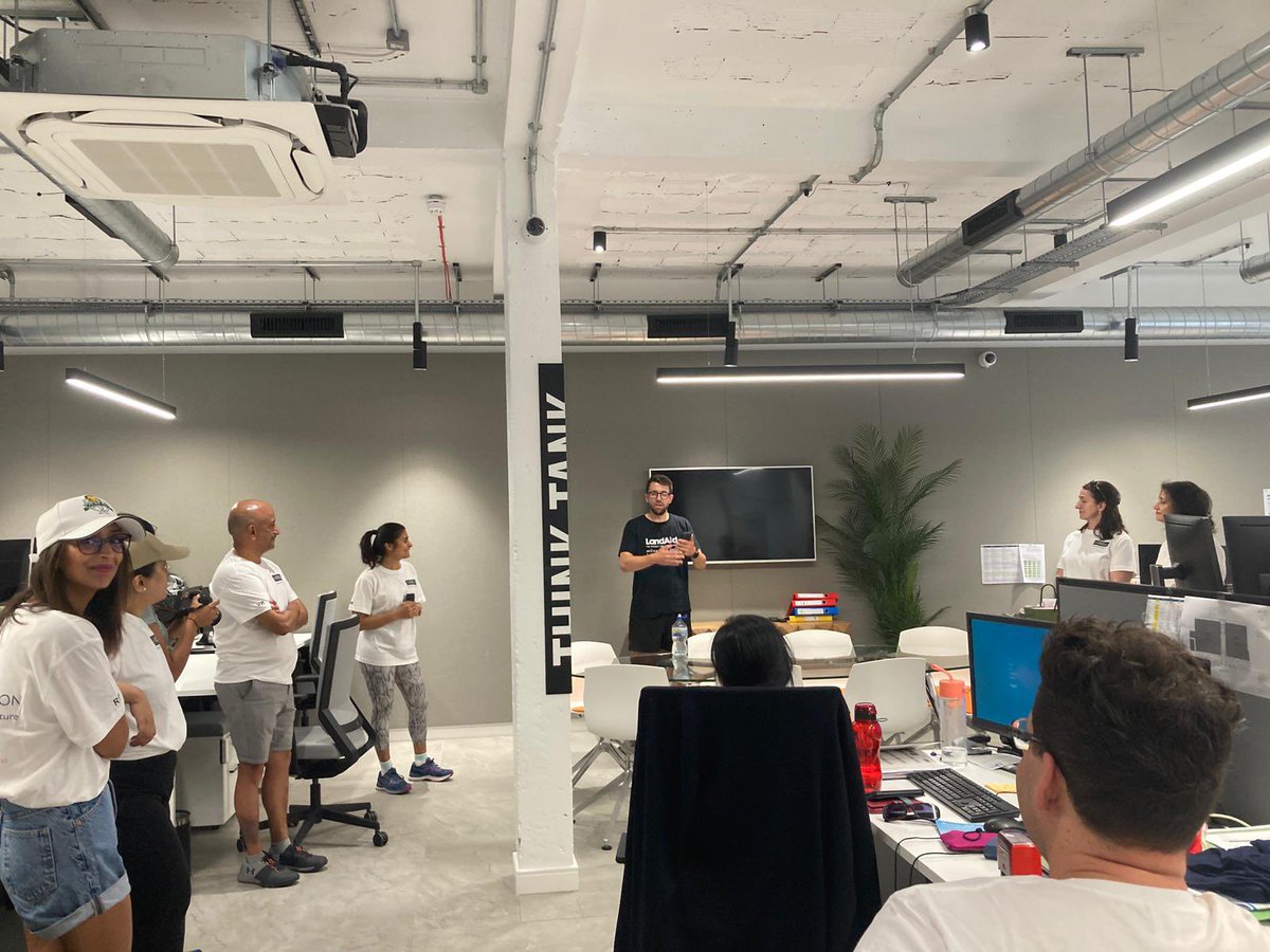 PaulNanson's tweet photo. First #LandAid10K of the day done with @JasparFound. A huge thanks to all of their staff for getting involved, a fantastic effort. Looking forward to joining our headline sponsors @helicalplc later in Battersea Park https://t.co/fTigc8oiYF