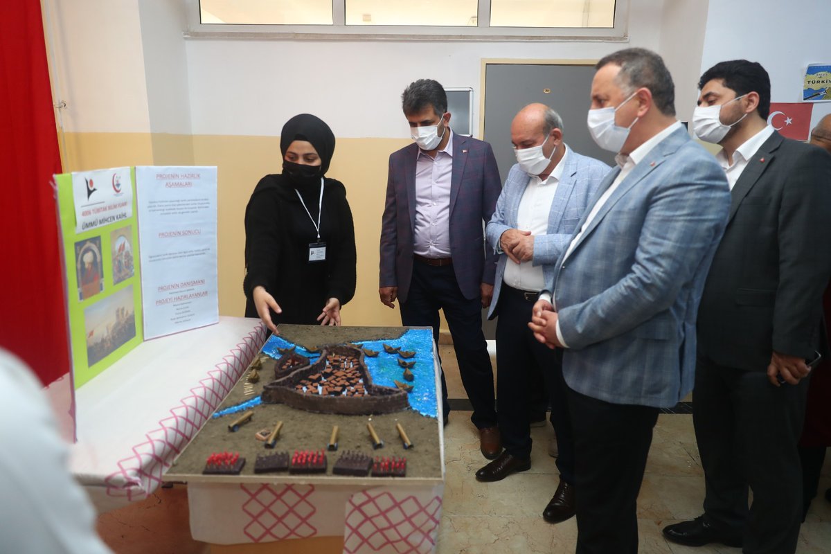BagcilarMem's tweet photo. İlçe Milli Eğitim Müdürümüz Sn.@19_mstfylmz ve Belediye Başkanımız Sn.@LokmanCagirici İlçemiz Ümmü Mihcen Kız Anadolu İmam Hatip Lisesi TÜBİTAK 4006 Bilim Fuarı açılışına katıldılar. @umihcenkaihl https://t.co/cvxgfGUX2W