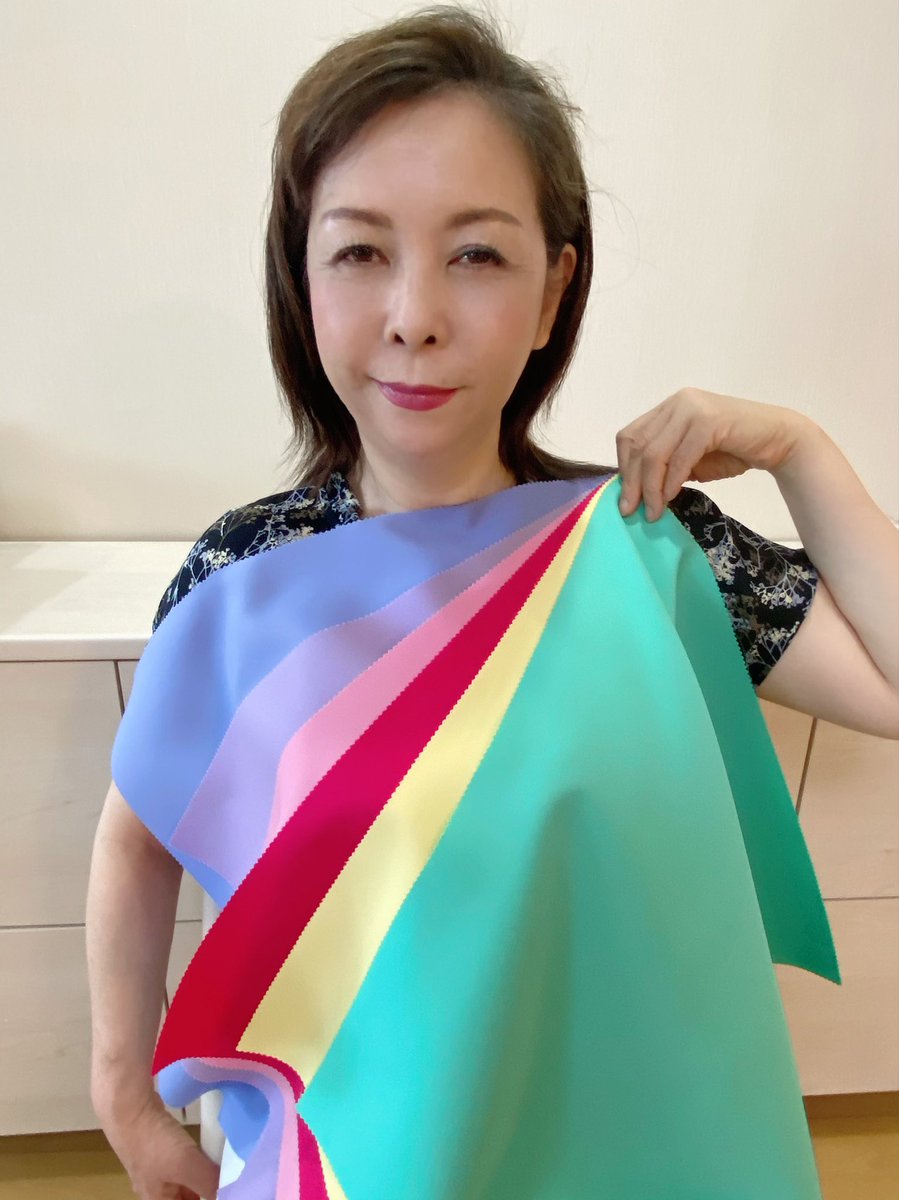 インスタから、トータルコースをお申し込み下さったお客様^ ^ 
サマーカラーでお肌の艶感が更にアップ✨（リップとチークをパーソナルカラーのものでタッチアップしただけです！）
私と同じ年代のお子様がいるとは思えない若々しさ❤︎ 
#骨格ストレート　#顔タイプエレガント