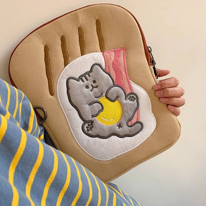 bybonnie_'s tweet photo. 🍞 • Breakfast Cat ipad bag 
กระเป๋าใส่ไอแพดลายปัก พร้อมสายสะพาย ถือก็ได้สะพายก็สะดวก และกันกระแทกได้อย่างดี ปังงงง!!

🤎 ใบละ 320 บาท ส่งฟรีจ้า 🤎

#Layannstore https://t.co/46IRe1eoks