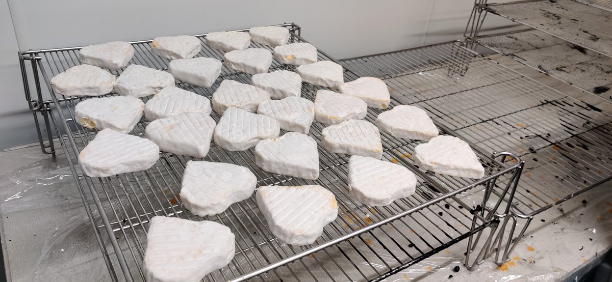 These heart shaped Bries are ready to fly off the shelves! They'll make the perfect gift this Father's Day and are just £4.50!

#marlowcheesecomany #FathersDay #localfood #buckinghamshire