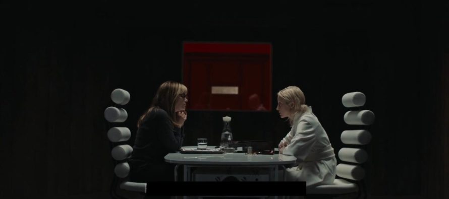 El pasado <a href="/sitgesfestival/">Sitges Film Festival</a> 2020 sigue de actualidad. Hoy se estrena en <a href="/MovistarPlus/">Movistar Plus+</a> POSSESSOR (2020) de Brandon Cronenberg. Alucinógena sci-fi con body horror de posesiones corpóreas mediante la neurociencia, oscuros sintetizadores y una gama de colores digna de Panos Cosmatos.