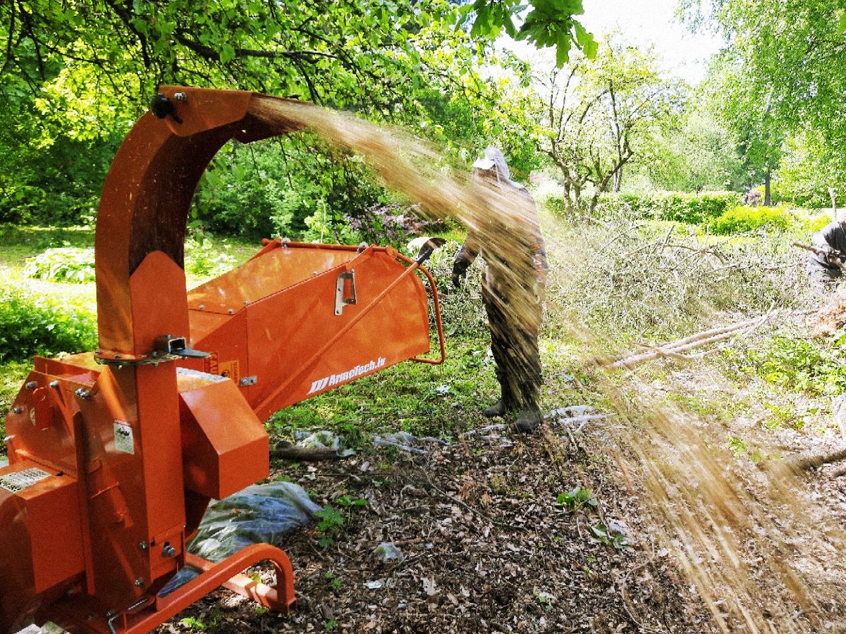 Paldies <a href="/absolventuklubs/">LU Absolventu klubs</a> un <a href="/balticovolv/">Balticovo</a> par LU Botāniskā dārza jauno šķeldotāju! 🚜🌳
Tas būs lielisks un jaudīgs palīgs dārza darbos, atvieglojot ikdienu. Esam priecīgi un pateicīgi! 😎 🙏