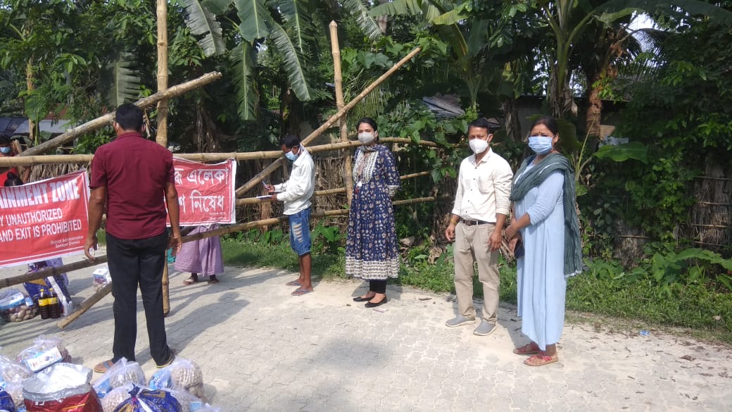 Distribution of ration items among BPL families at a Containment Zone at Moila Gaon under the supervision of Circle Officer Tezpur Sanghamitra Baruah along with BDO Bihaguri, Lot Mandals n Gaonburah done today.

#Covid_19