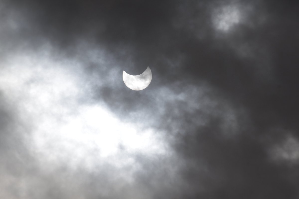 jimwrightartist's tweet photo. The clouds cleared just enough to snap an image of today's annular eclipse#eclipse https://t.co/lk1fWcdsgD