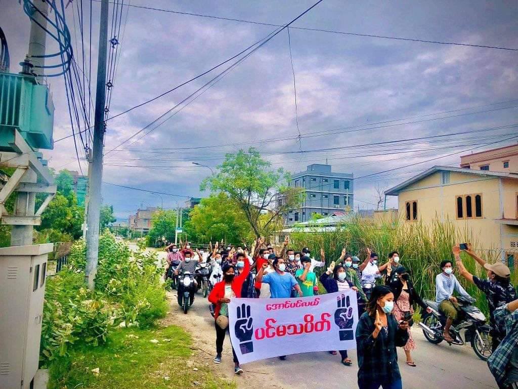 htethtet_linn's tweet photo. Mandalay AungPinLal strike was seen marching around town to protest against military dictatorship. #SaveLives_HelpNGOs #June10Coup #WhatsHappeningInMyanmar https://t.co/9wjrH4RPLb
