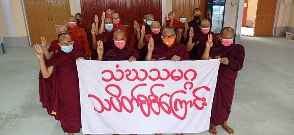 htethtet_linn's tweet photo. Buddhist Monks from Sangha Union staged a usual anti-coup protest demanding for immediate fall of dictatorship and prayed for all the people suffering under coup. #SaveLives_HelpNGOs #June10Coup #WhatsHappeningInMyanmar https://t.co/zmnavh5ktB