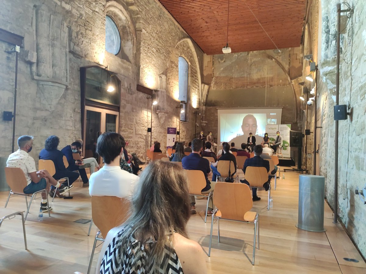 ecityclic's tweet photo. Ahora es vuestro turno. Empieza el debate final y algunos de los primeros participantes arrancan con sus preguntas y aportaciones 👍🏻😉
#eCitylab @technology_ion @buisitools @nuevadmon @ConsorciAOC @MiquelEstape https://t.co/Uh2PtDHcDO