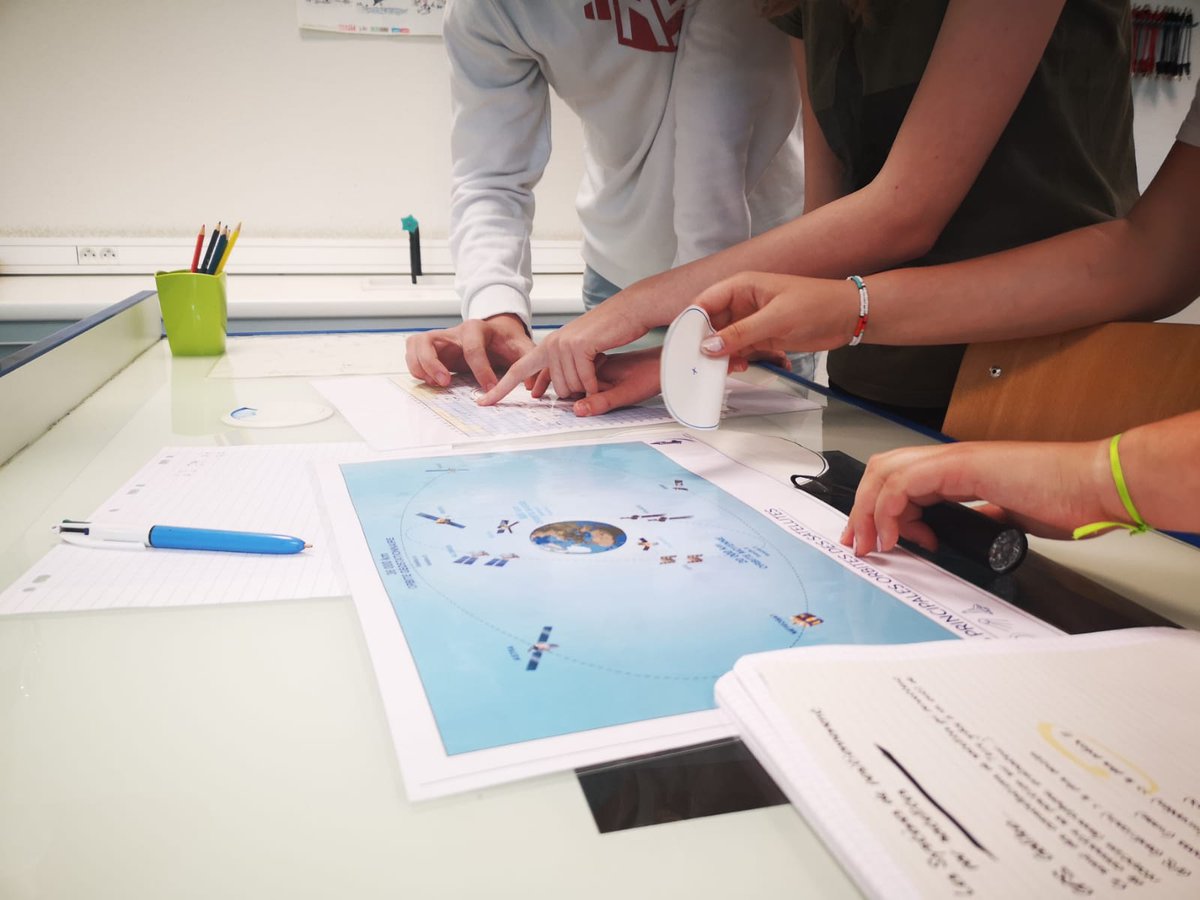 AFoucault_CSA's tweet photo. Aujourd'hui on anime le super escape game "satellites en danger" de @ScienceAnim et @CNES au collège de Gramat avec des 4èmes et 5èmes : les élèves sont pris au jeu !! https://t.co/kwlPQW6Cf0