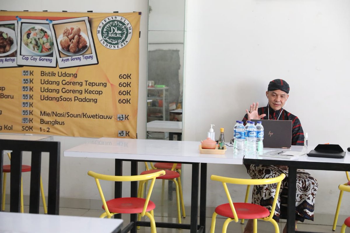 Seharian ini berkeliling beberapa kabupaten kota untuk melihat vaksinasi dan memantau posko PPKM. Dari Semarang menuju lokasi pertama di Tegal. Sempat mampir sarapan sembari mengikuti webinar di Rumah Makan Sari Baru Kota Tegal.