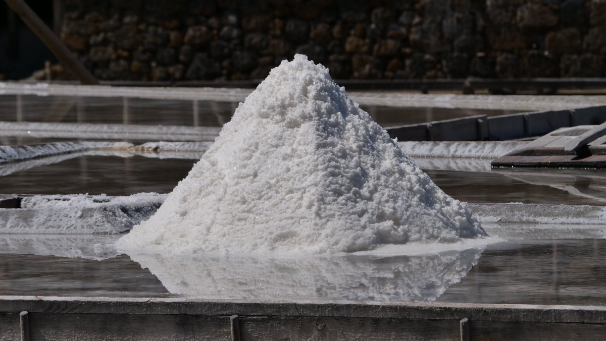 🧂 #EuskalGatza se produce en Salinas de Añana y Leintz Gatzaga, entre ambas, el año pasado se obtuvieron 150 toneladas de sal de manantial y 20 toneladas de flor de sal. Una producción que se irá incrementando a futuro en base a la demanda de mercado
📎 irekia.euskadi.eus/es/news/69868-…