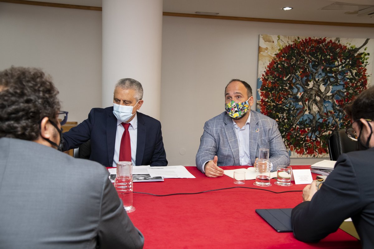 📸 Reunión de la Comisión de Planificación y Gobernanza del fondo #NextGenerationEU.

Asistentes de la Consejería:
👤<a href="/RomanRodWeb/">Román Rodríguez</a>, consejero de #Hacienda_GobCan
👤#FermínDelgado, viceconsejero de #Hacienda_GobCan
👤#LuisMárquez, director general de Planificación y Presupuestos