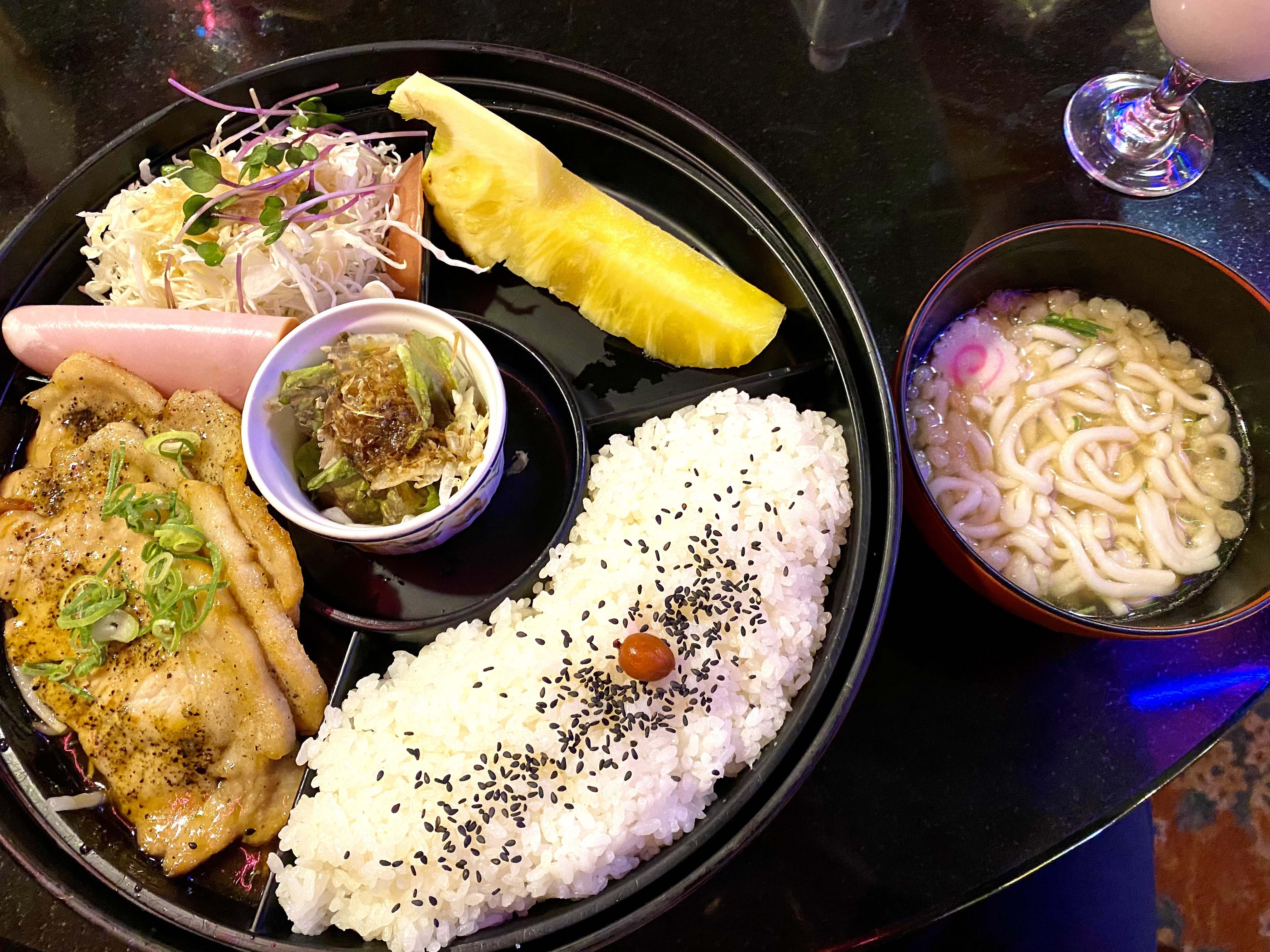 Uzivatel まつじ Na Twitteru 徳島市で35年間24時間営業をしているレストラン バレンシーア ド派手な装飾のこの店の人気の秘密は 0種類以上あるメニューの値段が安くてボリュームがあるところ 今年74歳のオーナーの松永さんは１日19時間 オープン以来無休で働い