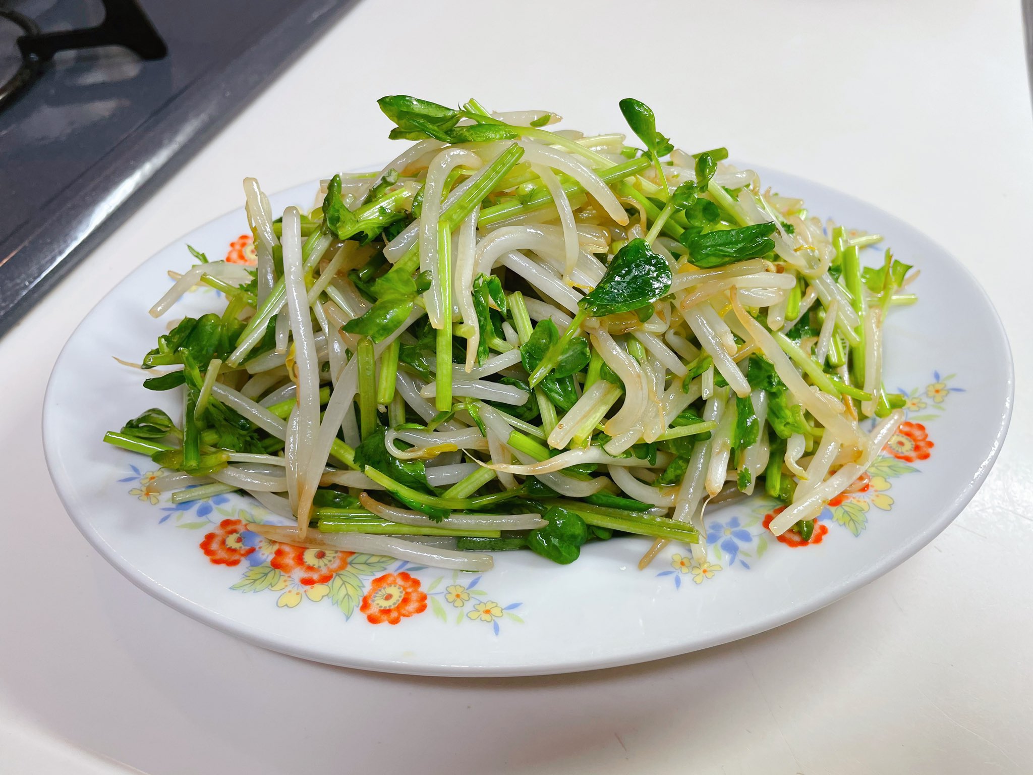 おりえ もやしと豆苗の中華炒め一丁 鍋にもやし とサラダ油大さじ1入れて揉み込んで 点火したら強火で一気に炒める 火を止めて豆苗とヒガシマルラーメンスープ粉末 鶏ガラでも味覇でもなんでも 加えてかき混ぜる この もやしの炒め方するとほんと おりえ もやしと豆苗の中華炒め一丁 鍋にもやし とサラダ油大さじ1入れて揉み込んで 点火したら強火で一気に炒める 火を止めて豆苗とヒガシマルラーメンスープ粉末 鶏ガラでも味覇でもなんでも 加えてかき混ぜる この もやしの炒め方するとほんと