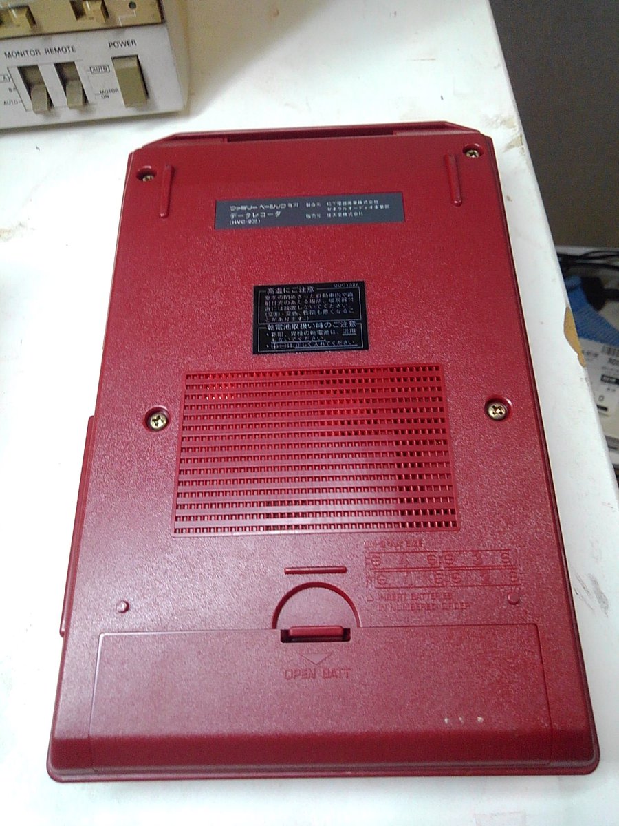 toshitada1973's tweet photo. さすが任天堂純正データレコーダー、ファミコンカラーがかわいいね。乾電池駆動、取手も気が効いてる!
#HVC008 https://t.co/lpDdevKGk3